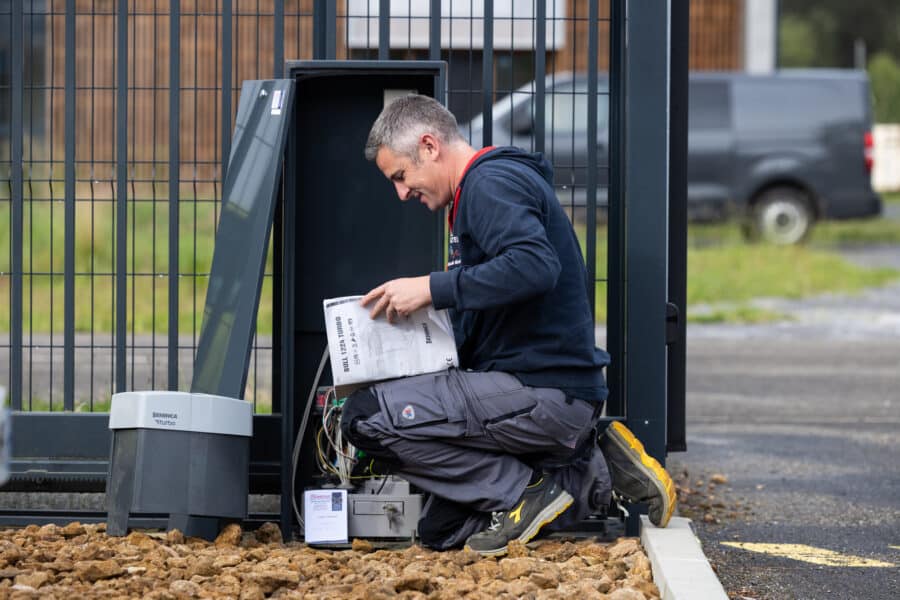 Technicien installant un portail automatique