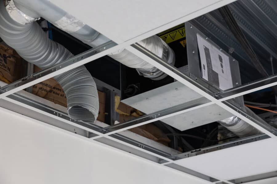 Système de ventilation dans un plafond suspendu.