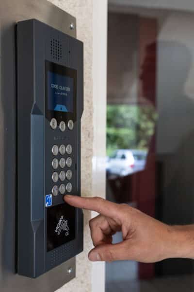 Saisie d'un code sur un digicode de sécurité.