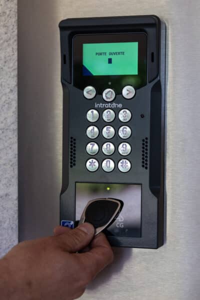 Interphone avec lecteur de badge, porte ouverte.