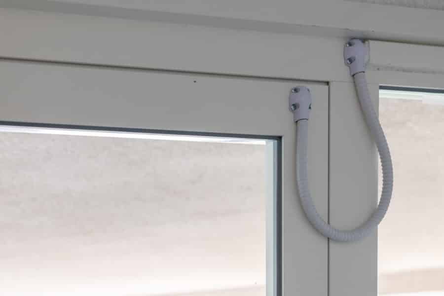 Barrière de sécurité pour fenêtre en métal blanc.