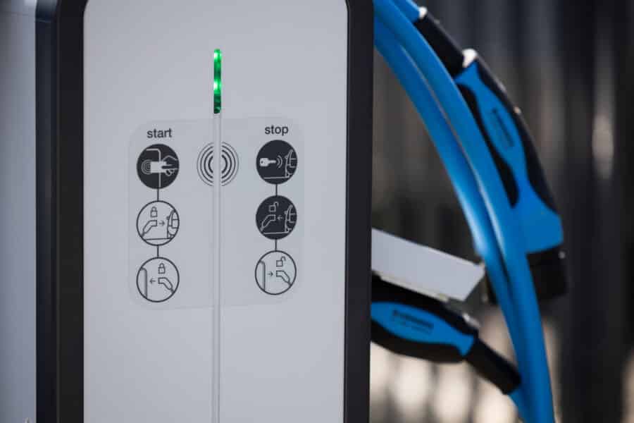 Station de recharge pour voitures électriques en gros plan.