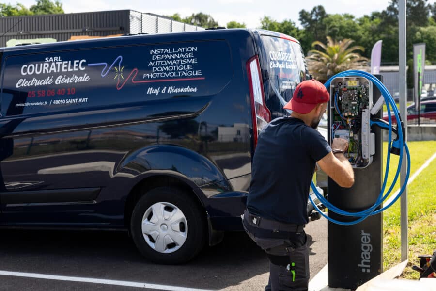 Technicien Couratelec répare une borne électrique.
