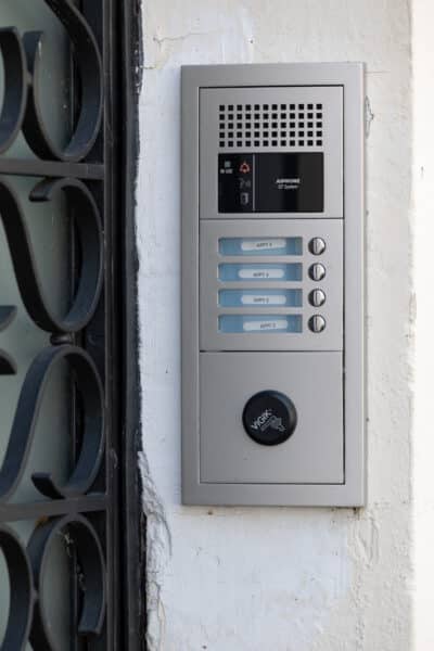 Interphone moderne avec étiquettes d'appartements