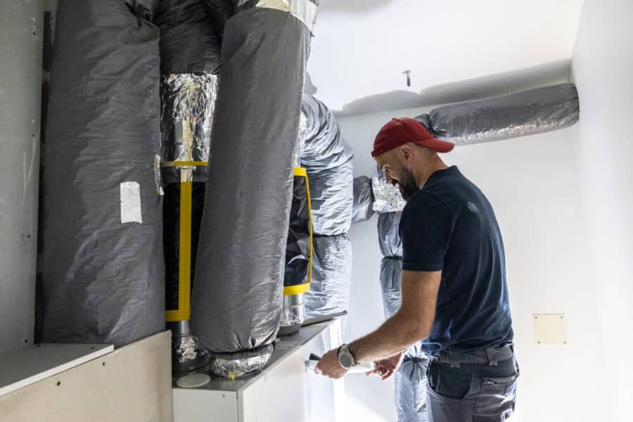 Homme vérifiant installation de chauffage central